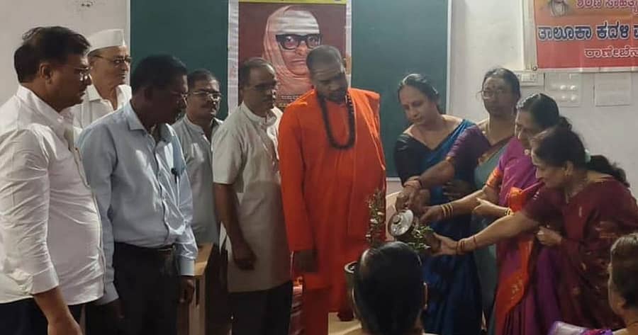 ರಾಣೆಬೆನ್ನೂರಿನ ಎಪಿಎಂಸಿ ರಸ್ತೆಯ ನಾಗಶಾಂತಿ ಉನ್ನತಿ ಪದವಿ ಪೂರ್ವ ಕಾಲೇಜಿನಲ್ಲಿ ನಡೆದ  ಶರಣ ಸಾಹಿತ್ಯ ಪರಷತ್ ಸಂಸ್ಥಾಪನಾ ದಿನಾಚರಣೆ ಕಾರ್ಯಕ್ರಮವನ್ನು ಶರಣ ಸಾಹಿತ್ಯ ಪರಿಷತ್ ಜಿಲ್ಲಾ ಘಟಕದ ಅಧ್ಯಕ್ಷ ಪ್ರೊ.ಮಾರುತಿ ಶಿಡ್ಲಾಪೂರ ಉದ್ಘಾಟಿಸಿದರು