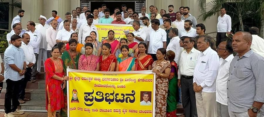ಧರ್ಮಸ್ಥಳದ ಹೆಸರಿಗೆ ಅಪಪ್ರಚಾರ ಖಂಡಿಸಿ ಇಂಡಿಯಲ್ಲಿ ಶುಕ್ರವಾರ ಜೈನ್ ಸಮುದಾಯದ ವತಿಯಿಂದ ಬೃಹತ್ ಪ್ರತಿಭಟನೆ ನಡೆಯಿತು