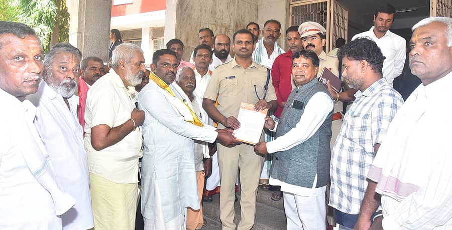 ತುಮಕೂರಿನಲ್ಲಿ ಶುಕ್ರವಾರ ಎಸ್ಪಿ ಕೆ.ವಿ.ಅಶೋಕ್ ಅವರಿಗೆ ರಾಜ್ಯ ಧಾರ್ಮಿಕ ದತ್ತಿ ದೇವಾಲಯಗಳ ಅರ್ಚಕರ ಮತ್ತು ಆಗಮಿಕರ ಸಂಘದ ಪದಾಧಿಕಾರಿಗಳು ಮನವಿ ಸಲ್ಲಿಸಿದರು