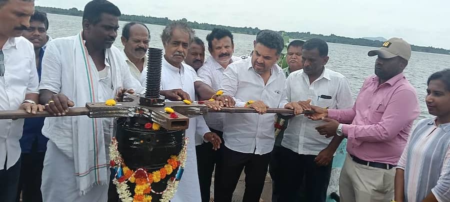 ಕುಣಿಗಲ್ ತಾಲ್ಲೂಕು ಮಾರ್ಕೋನಹಳ್ಳಿ ಅಚ್ಚುಕಟ್ಟು ಪ್ರದೇಶದ ರಾಗಿ ಬೆಳೆಗೆ ನೀರು ಹರಿಸುವ ಕಾರ್ಯಕ್ಕೆ ಶಾಸಕ ಡಾ.ರಂಗನಾಥ್ ಚಾಲನೆ ನೀಡಿದರು