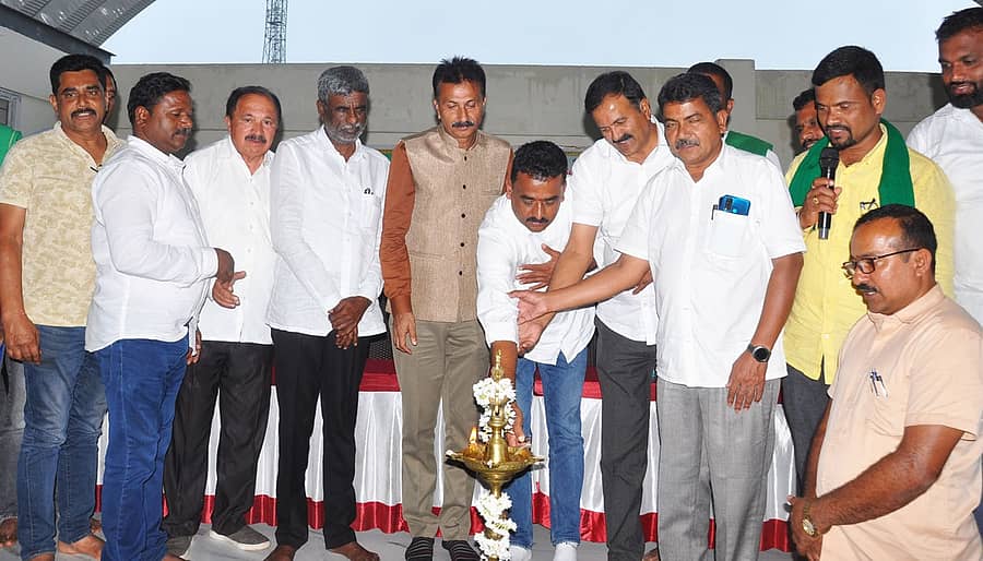 ಹಂಗರವಳ್ಳಿಯಲ್ಲಿ ಆವತಿ ಹೋಬಳಿ ಮಟ್ಟದ ರೈತ ಸಮಾವೇಶದಲ್ಲಿ ಗುರುವಾರ ನಡೆಯಿತು