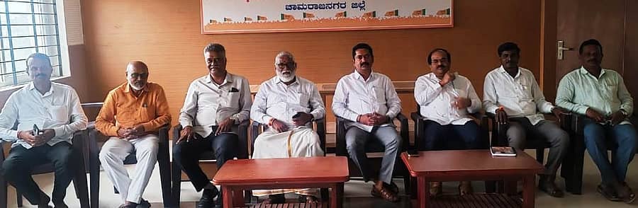 ಸೆ.1ರಂದು ಆಯೋಜಿಸಿರುವ ಧರ್ಮ ರಕ್ಷಣೆಗಾಗಿ ಧರ್ಮಸ್ಥಳ ಚಲೋ ಕಾರ್ಯಕ್ರಮದ ಪೂರ್ವಭಾವಿಯಾಗಿ ಶುಕ್ರವಾರ ಜಿಲ್ಲಾ ಬಿಜೆಪಿ ಕಚೇರಿಯಲ್ಲಿ ಪಕ್ಷದ ಪ್ರಮುಖ ಪದಾಧಿಕಾರಿಗಳ ಸಭೆ ನಡೆಯಿತು