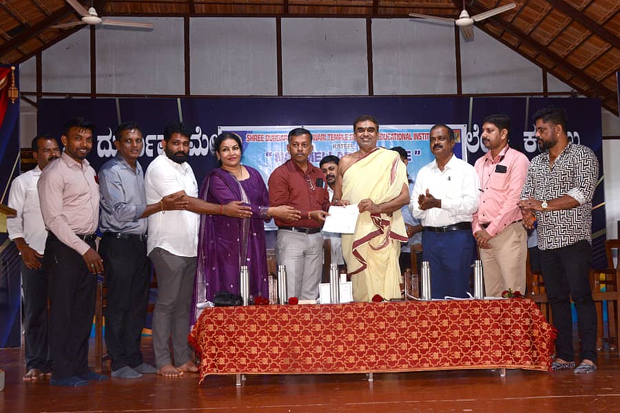 ಕಟೀಲು ಸಮೂಹ ವಿದ್ಯಾಸಂಸ್ಥೆಗಳ ಹಿರಿಯ ವಿದ್ಯಾರ್ಥಿಗಳ ‘ನಮ್ಮೆಲ್ಲರ ಶಾಲೆ’ ಸಂಘಟನೆ ವತಿಯಿಂದ ಪದವಿ ಕಾಲೇಜಿನ ಪ್ರಥಮ ಬಿ.ಕಾಂ ವಿದ್ಯಾರ್ಥಿಗಳಿಗೆ ವಿದ್ಯಾರ್ಥಿ ವೇತನ ವಿತರಿಸುವ ಕಾರ್ಯಕ್ರಮಕ್ಕೆ ಶ್ರೀಹರಿನಾರಾಯಣದಾಸ ಆಸ್ರಣ್ಣ ಚಾಲನೆ ನೀಡಿದರು