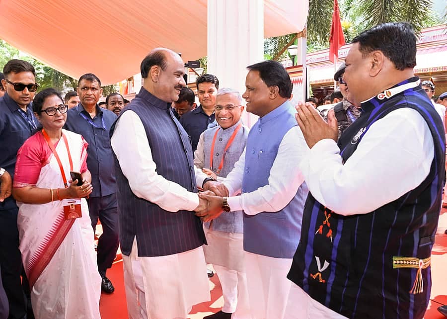 ಭುವನೇಶ್ವರದಲ್ಲಿ ಶುಕ್ರವಾರ ಆರಂಭಗೊಂಡ ಸಂಸತ್ತು ಮತ್ತು ವಿಧಾನಸಭೆಗಳ ಎಸ್‌ಸಿ–ಎಸ್‌ಟಿ ಕಲ್ಯಾಣ ಸಮಿತಿಗಳ ಸಮ್ಮೇಳನದಲ್ಲಿ ಲೋಕಸಭೆ ಅಧ್ಯಕ್ಷ ಓಂ ಬಿರ್ಲಾ, ರಾಜ್ಯಸಭೆ ಉಪಸಭಾಪತಿ ಹರಿವಂಶ ನಾರಾಯಣ್ ಸಿಂಗ್, ಕೇಂದ್ರ ಸಚಿವ ಜುಯಲ್ ಓರಮ್, ಒಡಿಶಾ ಮುಖ್ಯಮಂತ್ರಿ ಮೋಹನ್‌ ಚರಣ್‌ ಮಾಝಿ ಮತ್ತಿತರರು ಭಾಗಿಯಾಗಿದ್ದರು.