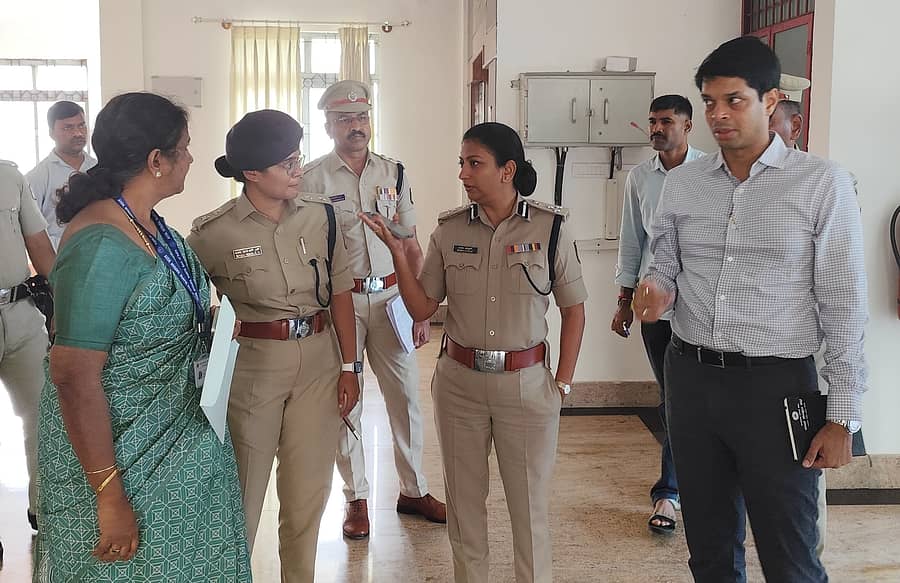 ಮೈಸೂರಿನ ಆಯಿಷ್‌ ಸಂಸ್ಥೆಗೆ ಜಿಲ್ಲಾಧಿಕಾರಿ ಸಿ.ಲಕ್ಷ್ಮಿಕಾಂತ ರೆಡ್ಡಿ ನೇತೃತ್ವದ ಅಧಿಕಾರಿಗಳ ತಂಡ ಭೇಟಿ ನೀಡಿ ರಾಷ್ಟ್ರಪತಿ ಕಾರ್ಯಕ್ರಮದ ಬಗ್ಗೆ ಮಾಹಿತಿ ಪಡೆದು ಪರಿಶೀಲಿಸಿದರು