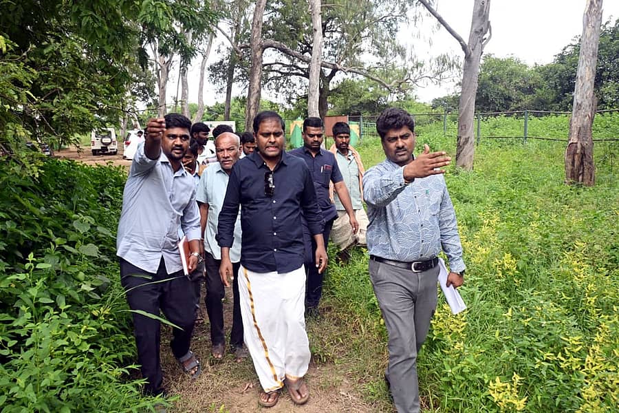 ಕೂಡ್ಲಿಗಿ ತಾಲ್ಲೂಕಿನ ಗುಂಡಿನಹೊಳೆಯಲ್ಲಿ ಜಿಲ್ಲಾ ಕೃಷಿ ತರಬೇತಿ ಕೇಂದ್ರ ಸ್ಥಾಪನೆ ಮಾಡುವ ನಿಮಿತ್ತ ಶುಕ್ರವಾರ ಶಾಸಕ ಡಾ. ಶ್ರೀನಿವಾಸ್ ಎನ್.ಟಿ. ಅವರು ಅಧಿಕಾರಿಗಳೊಂದಿಗೆ ಸ್ಥಳ ಪರಿಶೀಲನೆ ನಡೆಸಿದರು
