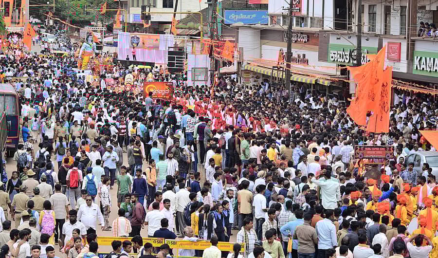 ಹುಬ್ಬಳ್ಳಿಯ ರಾಣಿ ಚನ್ನಮ್ಮ (ಈದ್ಗಾ) ಮೈದಾನದಲ್ಲಿ ಪ್ರತಿಷ್ಠಾಪಿಸಿದ್ದ ಗಣೇಶಮೂರ್ತಿ ವಿಸರ್ಜನಾ ಮೆರವಣಿಗೆಯನ್ನು ಅ‍ಪಾರ ಸಂಖ್ಯೆಯಲ್ಲಿ ಜನರು ಕಣ್ತುಂಬಿಕೊಂಡರುಪ್ರಜಾವಾಣಿ ಚಿತ್ರಗಳು: ಗೋವಿಂದರಾಜ ಜವಳಿ
