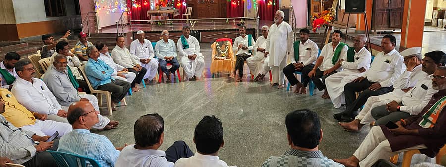 ಮಹಾಲಿಂಗಪುರದ ನೀಲಕಂಠೇಶ್ವರ ಮಠದಲ್ಲಿ ನಡೆದ ತಾಲ್ಲೂಕು ಹೋರಾಟ ಸಮಿತಿ ಸಭೆಯಲ್ಲಿ ಅಧ್ಯಕ್ಷ ಸಂಗಪ್ಪ ಹಲ್ಲಿ ಮಾತನಾಡಿದರು