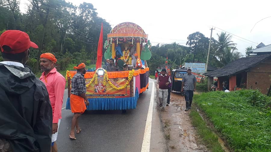 ಸುಂಟಿಕೊಪ್ಪ ಸಮೀಪದ ಕೊಡಗರಹಳ್ಳಿ ವಿಘ್ನೇಶ್ವರ ಸೇವಾ ಸಮಿತಿಯಿಂದ ಪ್ರತಿಷ್ಠಾಪಿಸಿದ್ದ 7ನೇ ವರ್ಷದ ಗೌರಿ ಗಣೇಶ ಮೂರ್ತಿಯ ವಿಸರ್ಜನೋತ್ಸವ ಮೆರವಣಿಗೆ ಶುಕ್ರವಾರ ನಡೆಯಿತು