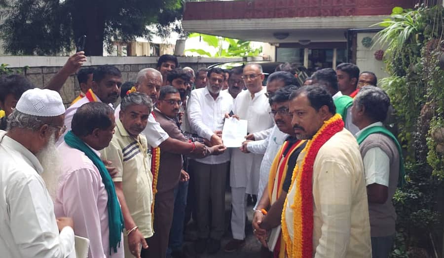ದೊಡ್ಡಬಳ್ಳಾಪುರದಲ್ಲಿ ಜಿಲ್ಲಾಸ್ಪತ್ರೆ ಕಾಮಗಾರಿ ಆರಂಭಿಸಲು ಒತ್ತಾಯಿಸಿ ಜಿಲ್ಲಾ ಆಸ್ಪತ್ರೆ ಹೋರಾಟ ಸಮಿತಿ ವತಿಯಿಂದ ಆರೋಗ್ಯ ಸಚಿವ ದಿನೇಶ್ ಗುಂಡೂರಾವ್ ಅವರಿಗೆ ಮನವಿ ಸಲ್ಲಿಸಲಾಯಿತು