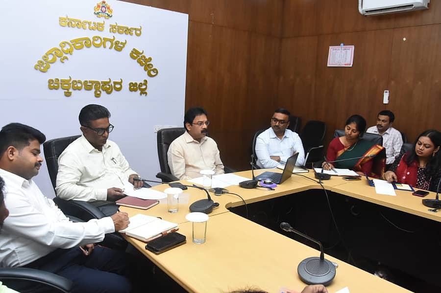ಸಾಮಾಜಿಕ ಮತ್ತು ಶೈಕ್ಷಣಿಕ ಸಮೀಕ್ಷೆ ಕೈಗೊಳ್ಳುವ ಸಂಬಂಧ ಚಿಕ್ಕಬಳ್ಳಾಪುರ ಜಿಲ್ಲಾಧಿಕಾರಿ ಕಚೇರಿಯಲ್ಲಿ ನಡೆದ ಪೂರ್ವ ಸಿದ್ಧತಾ ಸಭೆಯಲ್ಲಿ ಜಿಲ್ಲಾಧಿಕಾರಿ ‍ಪಿ.ಎನ್.ರವೀಂದ್ರ ಮಾತನಾಡಿದರು