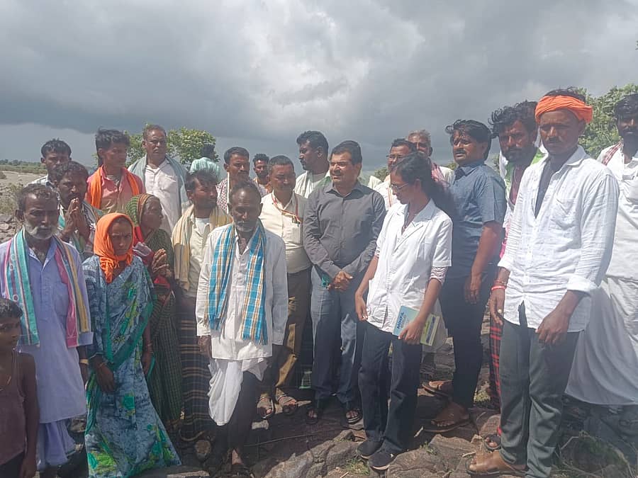 ಹುಣಸಗಿ ತಾಲ್ಲೂಕಿನ ಮೇಲಿನ ಗಡ್ಡಿ ಗ್ರಾಮದ ಬಳಿ ಕೃಷ್ಣಾ ನದಿ ತೀರಕ್ಕೆ ಪಶುಪಾಲನ ಇಲಾಖೆ ಉಪನಿರ್ದೇಶಕ ರಾಜು ದೇಶಮುಖ ಹಾಗೂ ಇತರರು ಭೇಟಿ ನೀಡಿ ಪರಿಶೀಲನೆ ನಡೆಸಿದರು 
