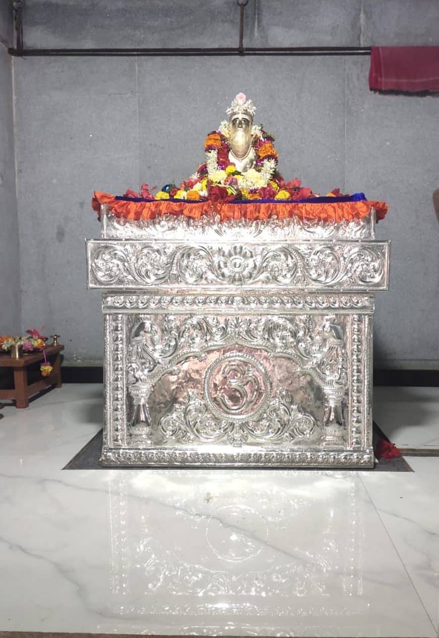 ಕರ್ತೃ ಗದ್ದುಗೆಗೆ ಬೆಳ್ಳಿಕವಚ ಧಾರಣೆ