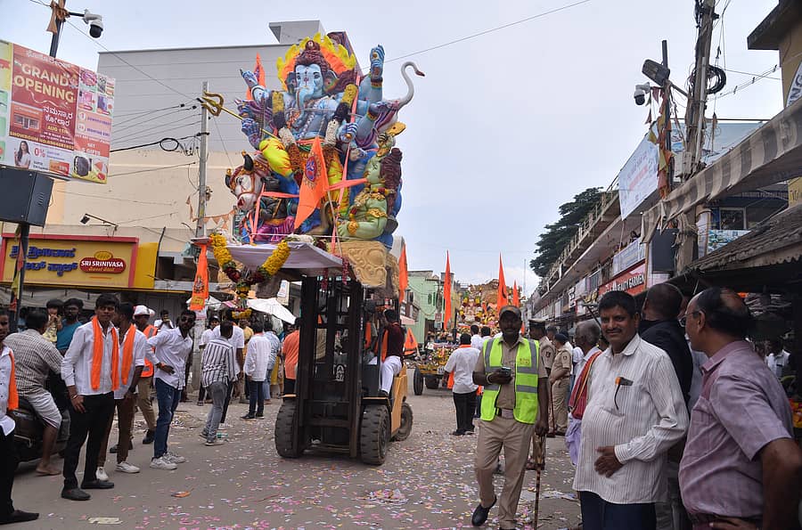 ಕೋಲಾರದಲ್ಲಿ ಶುಕ್ರವಾರ ನಡೆದ ಗಣಪತಿ ಮೂರ್ತಿಗಳ ವಿಸರ್ಜನಾ ಮೆರವಣಿಗೆ ಸಂದರ್ಭ
