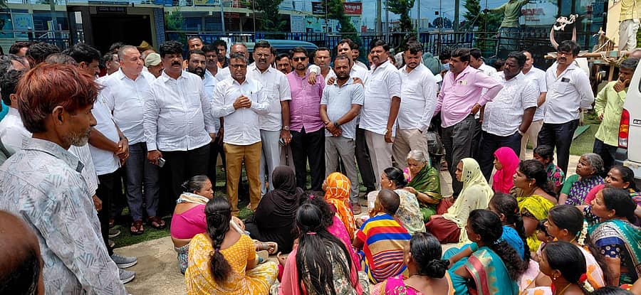  ಪ್ರಾಣಿ ತ್ಯಾಜ್ಯ ಘಟಕವನ್ನು ಸ್ಥಳಾಂತರಿಸುವಂತೆ ಒತ್ತಾಯಿಸಿ ಕಣ್ಣೂರು ಗ್ರಾಮ ಪಂಚಾಯಿತಿ ಕಚೇರಿಗೆ ಸ್ಥಳೀಯರು ಮುತ್ತಿಗೆ ಹಾಕಿ ಪ್ರತಿಭಟನೆ ನಡೆಸಿದರು