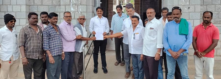 ಮೈಷುಗರ್‌ ಸಕ್ಕರೆ ಕಾರ್ಖಾನೆಯನ್ನು ಖಾಸಗೀಕರಣಗೊಳಿಸಬೇಕೆಂದು ಆಗ್ರಹಿಸಿ ಮಂಡ್ಯ ತಾಲ್ಲೂಕು  ರೈತರು ಹೆಚ್ಚುವರಿ ಜಿಲ್ಲಾಧಿಕಾರಿ ಬಿ.ಸಿ.ಶಿವಾನಂದಮೂರ್ತಿ ಅವರ ಮೂಲಕ ಶಾಸಕ ಪಿ.ರವಿಕುಮಾರ್‌ಗೌಡ ಮತ್ತು ಸರ್ಕಾರಕ್ಕೆ ಮನವಿ ಪತ್ರ ಸಲ್ಲಿಸಿದರು