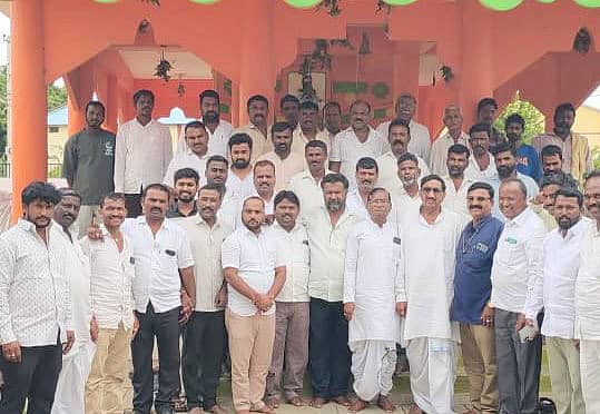 ಶಹಾಪುರ ನಗರದ ನಿಜ ಶರಣ ಚೌಡಯ್ಯನವರ ಮಂದಿರದ ಆವರಣದಲ್ಲಿ ಕಬ್ಬಲಿಗ ಹಾಗೂ ತಳವಾರ ಸಮಾಜದ ಮುಖಂಡರ ಪೂರ್ವಭಾವಿ ಸಭೆ ನಡೆಯಿತು 