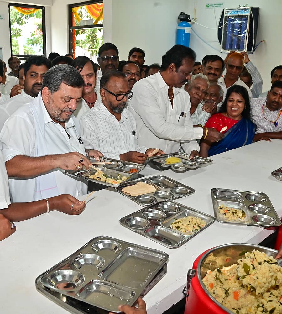 ದಾವಣಗೆರೆಯ ತೋಟಗಾರಿಕೆ ಇಲಾಖೆ ಆವರಣದಲ್ಲಿನ ನೂತನ ಇಂದಿರಾ ಕ್ಯಾಂಟೀನ್‌ನ್ನು ಜಿಲ್ಲಾ ಉಸ್ತುವಾರಿ ಸಚಿವ ಎಸ್.ಎಸ್. ಮಲ್ಲಿಕಾರ್ಜುನ್ ಅವರು ಶುಕ್ರವಾರ ಉದ್ಘಾಟಿಸಿ ಉಪ್ಪಿಟ್ಟು ಸವಿದರು –ಪ್ರಜಾವಾಣಿ ಚಿತ್ರ/ ಸತೀಶ ಬಡಿಗೇರ್