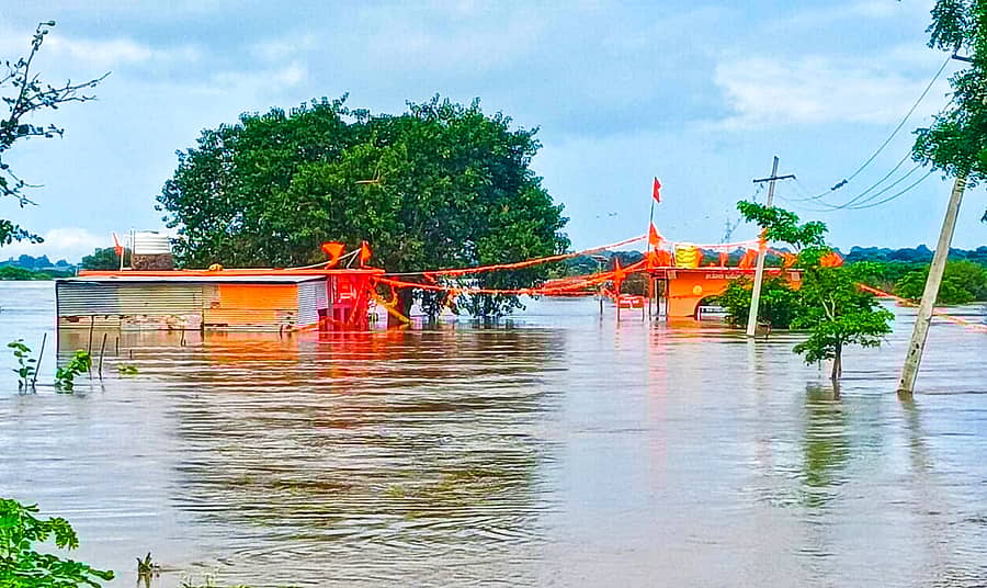 ಮಾಂಜ್ರಾ ನದಿಗೆ ನೀರು ಬಿಟ್ಟಿರುವುದರಿಂದ ಹುಲಸೂರ ಪಟ್ಟಣದ ಹೊರವಲಯದಲ್ಲಿರುವ ಐತಿಹಾಸಿಕ ತೋರಿ ಬಸವಣ್ಣ ದೇವಸ್ಥಾನ ಭಾಗಶಃ ಜಲಾವೃತಗೊಂಡಿದೆ
