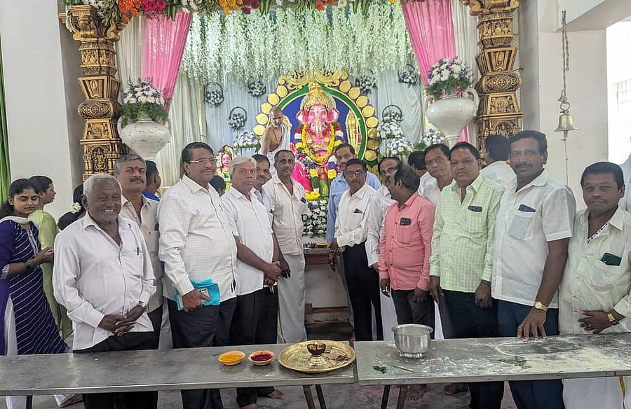 ಹೊಳೆನರಸೀಪುರದಲ್ಲಿ 68ನೇ ವರ್ಷದ ಗಣೇಶೋತ್ಸವಕ್ಕೆ ಶಾಸಕ ಎಚ್.ಡಿ. ರೇವಣ್ಣ ಬುಧವಾರ ಚಾಲನೆ ನೀಡಿದರು. ಪುರಸಭಾಧ್ಯಕ್ಷ ಎಚ್.ಕೆ. ಪ್ರಸನ್ನ, ಕಾರ್ಯಾಧ್ಯಕ್ಷ ಎಚ್.ಎಸ್. ಪುಟ್ಟಸೋಮಪ್ಪ, ಪುರಸಭಾ ಸದಸ್ಯ ಎ. ಜಗನ್ನಾಥ್ ಇತರರು ಇದ್ದಾರೆ