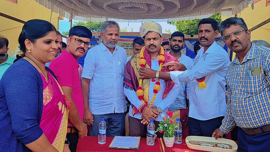 ಕೆ.ಆರ್.ನಗರ ಶ್ರೀಕೃಷ್ಣರಾಜೇಂದ್ರ ಕ್ರೀಡಾಂಗಣದಲ್ಲಿ ತಾಲ್ಲೂಕಿನ ಹೊಸೂರು ಕಲ್ಲಹಳ್ಳಿ ಸರ್ಕಾರಿ ಪ್ರೌಢಶಾಲೆ ವತಿಯಿಂದ ಈಚೆಗೆ ನಡೆದ ಅರ್ಕನಾಥ ವಲಯ ಮಟ್ಟದ ಪ್ರೌಢಶಾಲಾ ಕ್ರೀಡಾಕೂಟದಲ್ಲಿ ಶಾಸಕ ಡಿ.ರವಿಶಂಕರ್ ಅವರನ್ನು ಸನ್ಮಾನಿಸಲಾಯಿತು