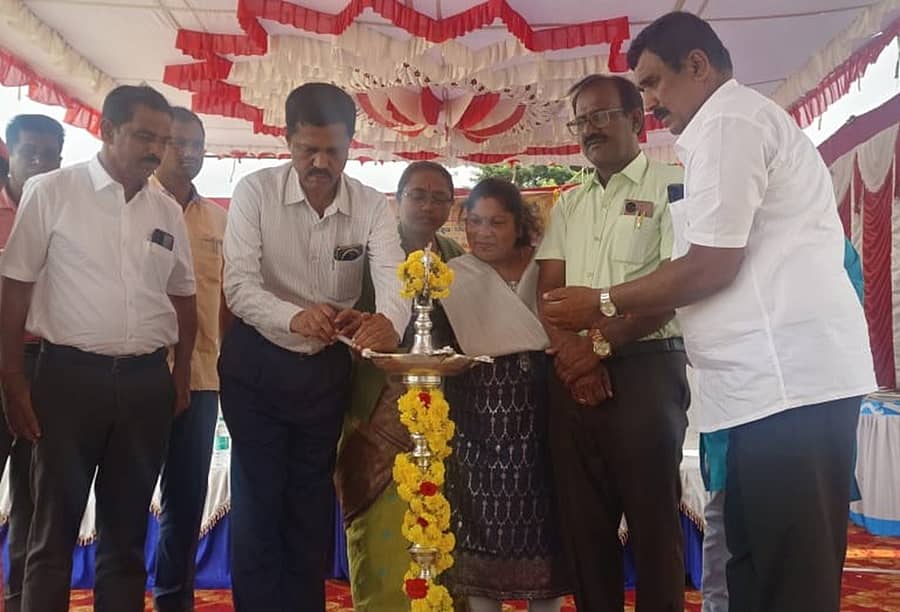 ರಾಮನಗರದ ಜಿಲ್ಲಾ ಕ್ರೀಡಾಂಗಣದಲ್ಲಿ ನಡೆದ ಮೇಜರ್ ಧ್ಯಾನ್‌ಚಂದ್ ಜನ್ಮ ದಿನಾಚರಣೆ ಪ್ರಯುಕ್ತ ಆಯೋಜಿಸಿದ್ದ ರಾಷ್ಟ್ರೀಯ ಕ್ರೀಡಾ ದಿನಾಚರಣೆ ಕಾರ್ಯಕ್ರಮವನ್ನು ಜಿಲ್ಲಾ ಉಪಯೋಜನಾ ಸಮನ್ವಯಾಧಿಕಾರಿ ಜ್ಞಾನೇಶ್ವರಿ  ಉದ್ಘಾಟಿಸಿದರು. ಕ್ಷೇತ್ರ ಶಿಕ್ಷಣಾಧಿಕಾರಿ ಪಿ. ಸೋಮಲಿಂಗಯ್ಯ, ಯುವ ಸಬಲೀಕರಣ ಮತ್ತು ಕ್ರೀಡಾ ಇಲಾಖೆಯ ಸಹಾಯಕ ನಿರ್ದೇಶಕಿ ಅನಿತಾ ಹಾಗೂ ಇತರರು ಇದ್ದರು