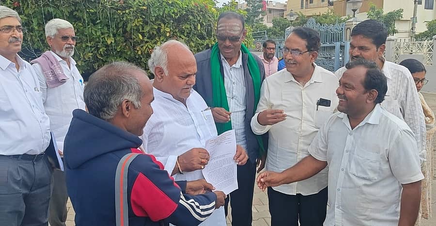 ವಿಜಯಪುರ ಜಿಲ್ಲೆಯಲ್ಲಿ ಸರ್ಕಾರಿ ವೈದ್ಯಕೀಯ ಕಾಲೇಜು ಸ್ಥಾಪನೆ ಮಾಡುವಂತೆ ಆಗ್ರಹಿಸಿ ಹೋರಾಟ ಸಮಿತಿಯಿಂದ  ಸಚಿವ ಶಿವಾನಂದ‌ ಪಾಟೀಲ ಅವರಿಗೆ ಶನಿವಾರ ಮನವಿ ಸಲ್ಲಿಸಲಾಯಿತು 