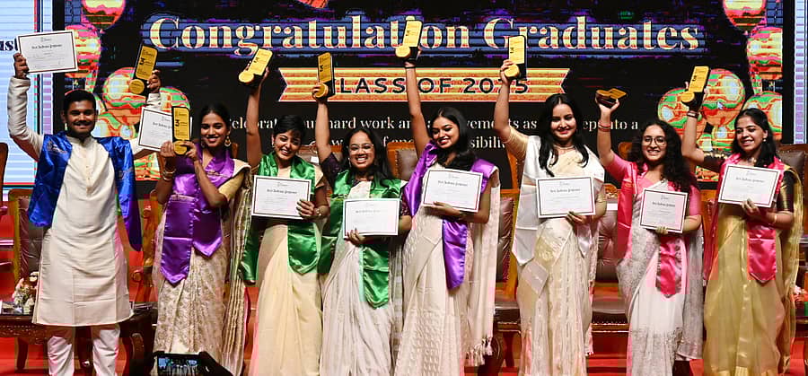 <div class="paragraphs"><p>ಆರ್.ವಿ ವಿಶ್ವವಿದ್ಯಾಲಯದ ಮೂರನೆ ಘಟಿಕೋತ್ಸವದಲ್ಲಿ ಅಧಿಕ ಅಂಕ ಪಡೆದ ವಿದ್ಯಾರ್ಥಿಗಳು ವಿಶೇಷ ಪುರಸ್ಕಾರದೊಂದಿಗೆ ಸಂಭ್ರಮಿಸಿದರು </p></div>