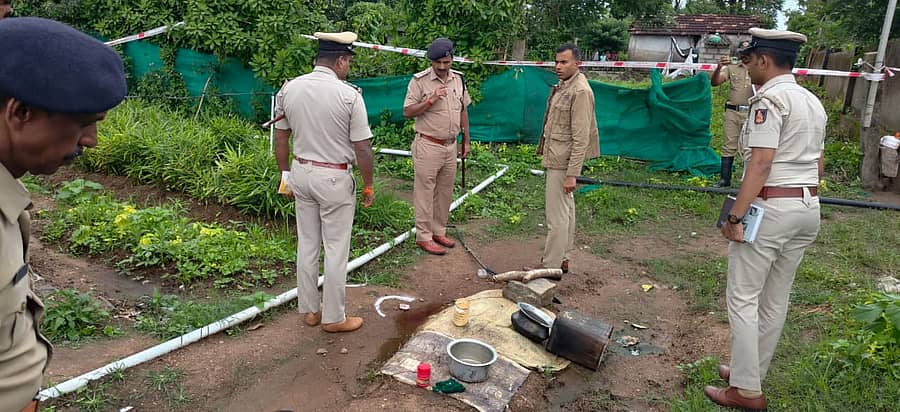 ಕುಶಾಲನಗರ ಸಮೀಪದ ಬಸವನಹಳ್ಳಿಯಲ್ಲಿ ಕೇರಳದ ಕಾರ್ಮಿಕನ ಹತ್ಯೆಯಾಗಿರುವ ಹಿನ್ನೆಲೆಯಲ್ಲಿ ಶನಿವಾರ ಕೊಡಗು ಜಿಲ್ಲಾ ಪೊಲೀಸ್ ವರಿಷ್ಠಾಧಿಕಾರಿ ರಾಮರಾಜನ್ ಹಾಗೂ ಸಿಬ್ಬಂದಿ ಭೇಟಿ ನೀಡಿ ಪರಿಶೀಲಿಸಿದರು