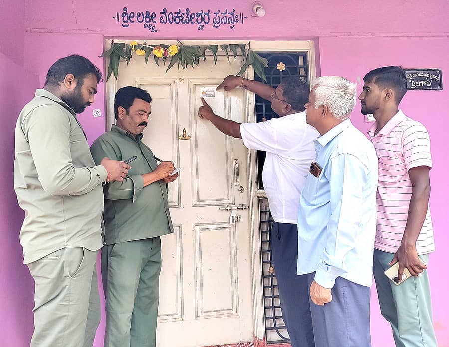 ಬಸವಾಪಟ್ಟಣದಲ್ಲಿ ಶನಿವಾರ ಬೆಸ್ಕಾಂ ಸಿಬ್ಬಂದಿ ಪ್ರತಿ ಮನೆಗೆ ಸಾಮಾಜಿಕ ಮತ್ತು ಶೈಕ್ಷಣಿಕ ಸಮೀಕ್ಷೆಯ ಸ್ಟಿಕ್ಕರ್‌ಗಳನ್ನು ಅಂಟಿಸಿದರು