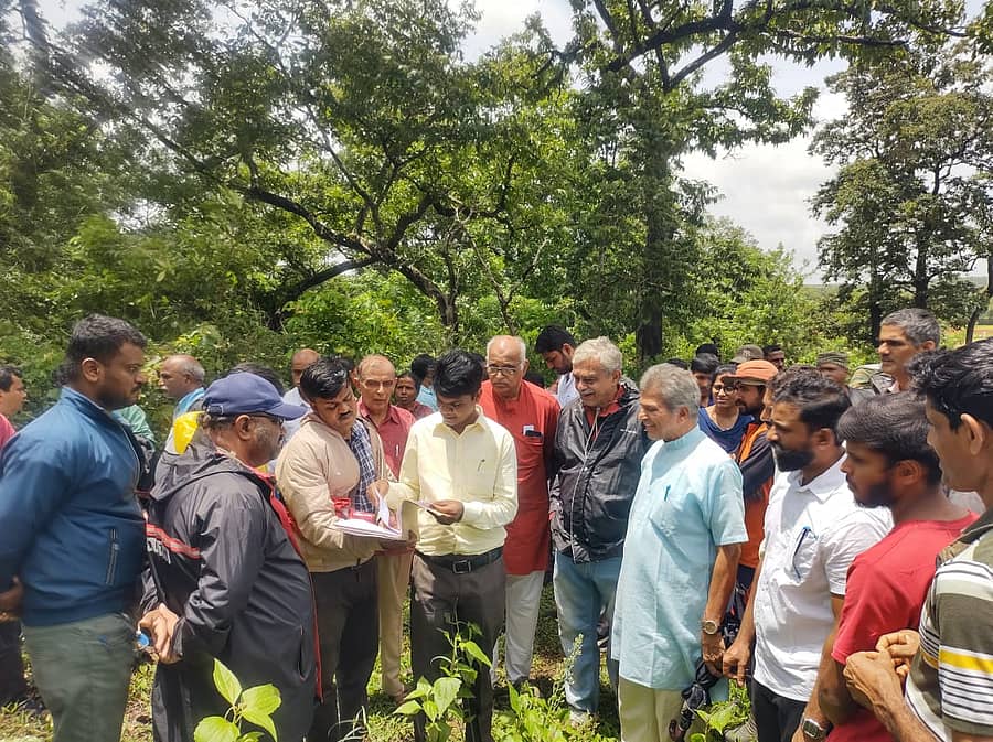 ವೃಕ್ಷಲಕ್ಷ ಆಂದೋಲನದ ವತಿಯಿಂದ ತಜ್ಞರು ಬೇಡ್ತಿ–ವರದಾ ನದಿ ಜೋಡಣೆ ಪರಿಣಾಮಗಳ ಕುರಿತು ಚರ್ಚಿಸುತ್ತಿರುವುದು
