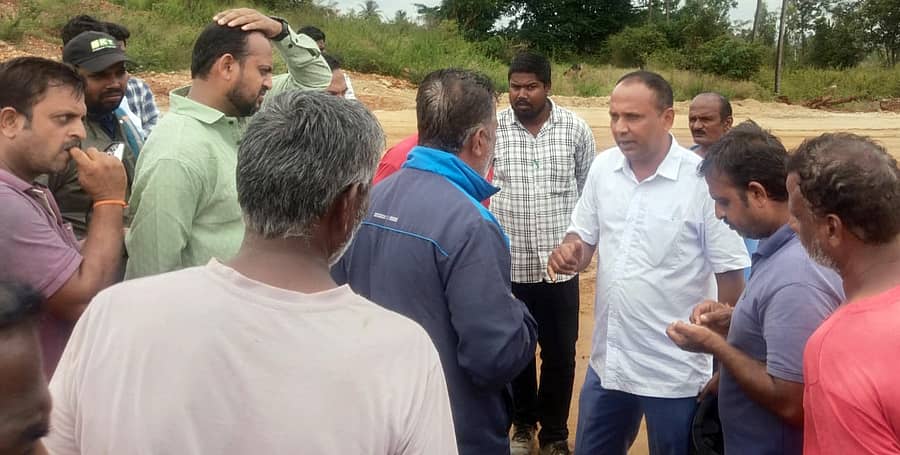 ಶ್ರೀರಂಗಪಟ್ಟಣ– ಕುಶಾಲನಗರ ಎಕ್ಸ್‌ಪ್ರೆಸ್‌ ವೇ ಜತೆಗೆ ಸರ್ವೀಸ್‌ ರಸ್ತೆಯನ್ನೂ ನಿರ್ಮಿಸಬೇಕು ಎಂದು ಆಗ್ರಹಿಸಿ ವಿವಿಧ ಗ್ರಾಮಗಳ ರೈತರು ಶನಿವಾರ ಬೆಳಗೊಳ ಬಳಿ ಕಾಮಗಾರಿ ತಡೆದು ಪ್ರತಿಭಟನೆ ನಡೆಸಿ ಎನ್‌ಎಚ್‌ಎಐ ಅಧಿಕಾರಿಗಳನ್ನು ತರಾಟೆಗೆ ತೆಗೆದುಕೊಂಡರು