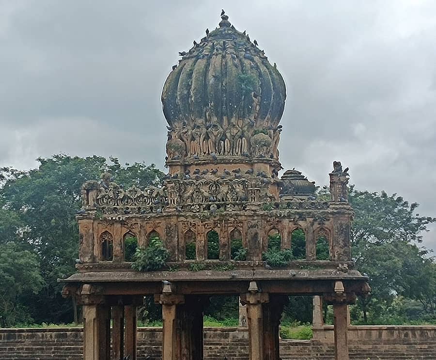 ಸಂತೇಬೆನ್ನೂರು ಐತಿಹಾಸಿಕ ಪುಷ್ಕರಿಣಿ ವಸಂತ ಮಂಟಪದ ಗೋಪುರದಲ್ಲಿ ಬೆಳೆದಿರುವ ಗಿಡ-ಗಂಟಿ