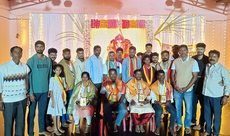 ಮೂಡಿಗೆರೆ ತಾಲ್ಲೂಕಿನ ಹಳೇಹಳ್ಳಿ ಗ್ರಾಮದ ಸಮುದಾಯ ಭವನದಲ್ಲಿ ನಡೆದ ಮನೆಯಂಗಳದಲ್ಲಿ ತಿಂಗಳ ಸಾಹಿತ್ಯ ಕಾರ್ಯಕ್ರಮದಲ್ಲಿ ವಿವಿಧ ಕ್ಷೇತ್ರಗಳ ಸಾಧಕರನ್ನು ಸನ್ಮಾನಿಸಲಾಯಿತು