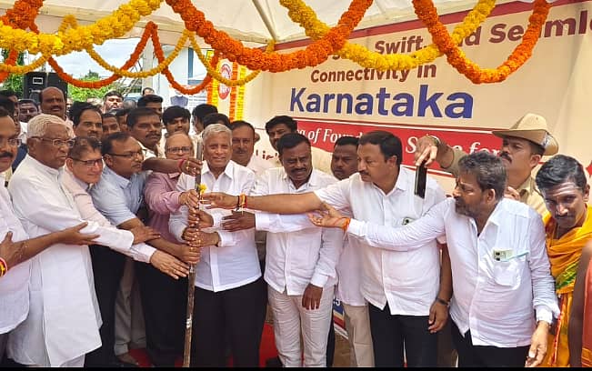ಗುಬ್ಬಿ ರೈಲ್ವೆ ನಿಲ್ದಾಣದ ಬಳಿ ಲಘು ರಸ್ತೆ ಮೇಲು ಸೇತುವೆ ಕಾಮಗಾರಿಗೆ ಭೂಮಿಪೂಜೆ ನಡೆಯಿತು