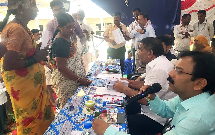 ಚೇಳೂರಿನಲ್ಲಿ ನಡೆದ ಜನತಾ ದರ್ಶನ ಕಾರ್ಯಕ್ರಮದಲ್ಲಿ ಶಾಸಕ ಎಸ್.ಎನ್.ಸುಬ್ಬಾರೆಡ್ಡಿ, ಜಿಲ್ಲಾಧಿಕಾರಿ ಪಿ.ಎನ್.ರವೀಂದ್ರ, ಸಿಇಒ ಡಾ.ವೈ.ನವೀನ್ ಭಟ್ ಸಾರ್ವಜನಿಕರಿಂದ ಅಹವಾಲು ಸ್ವೀಕರಿಸಿದರು