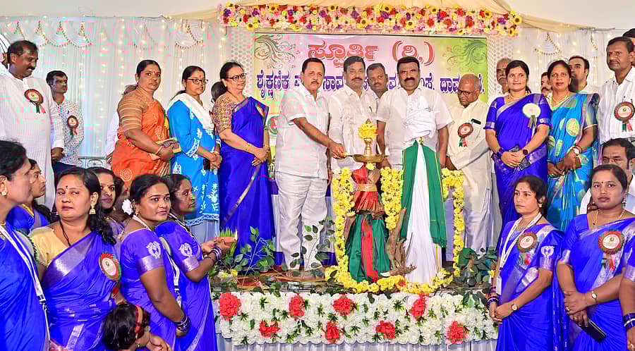 ದಾವಣಗೆರೆಯಲ್ಲಿ ನಡೆದ ಸ್ಫೂರ್ತಿ ಸಂಸ್ಥೆಯ ರಜತ ಮಹೋತ್ಸವ ಕಾರ್ಯಕ್ರಮವನ್ನು ವಿಧಾನಸಭೆ ಉಪ ಸಭಾಪತಿ ರುದ್ರಪ್ಪ ಮಾನಪ್ಪ ಲಮಾಣಿ ದೀಪ ಬೆಳಗಿಸಿ ಉದ್ಘಾಟಿಸಿದರು ಪ್ರಜಾವಾಣಿ ಚಿತ್ರ