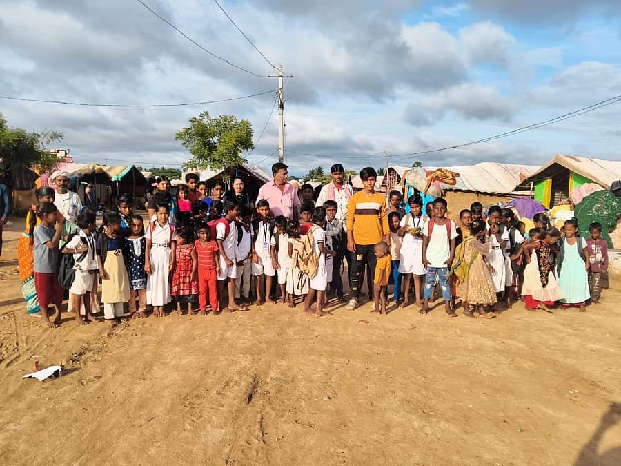 ಹಗರಿಬೊಮ್ಮನಹಳ್ಳಿಯ ಡಾ.ಬಿ.ಆರ್.ಅಂಬೇಡ್ಕರ್ ಪ್ರಾಥಮಿಕ ಶಾಲೆ ಶಿಕ್ಷಕರು ಅಲೆಮಾರಿ ಸಿಂದೊಳ್ಳಿ ಜನಾಂಗದ ಮಕ್ಕಳನ್ನು ಶಾಲೆಗೆ ಕರೆತಂದರು