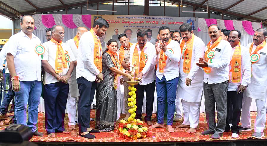 ಧಾರವಾಡದ ಮರಾಠಾ ಮಂಡಳದ ಆವರಣದಲ್ಲಿ ನಡೆದ ಕಾರ್ಯಕ್ರಮವನ್ನು ಜಿಲ್ಲಾಧಿಕಾರಿ ದಿವ್ಯಪ್ರಭು ಉದ್ಘಾಟಿಸಿದರು. ಸಚಿವ ಸಂತೋಷ ಲಾಡ್ ಹಾಜರಿದ್ದರು