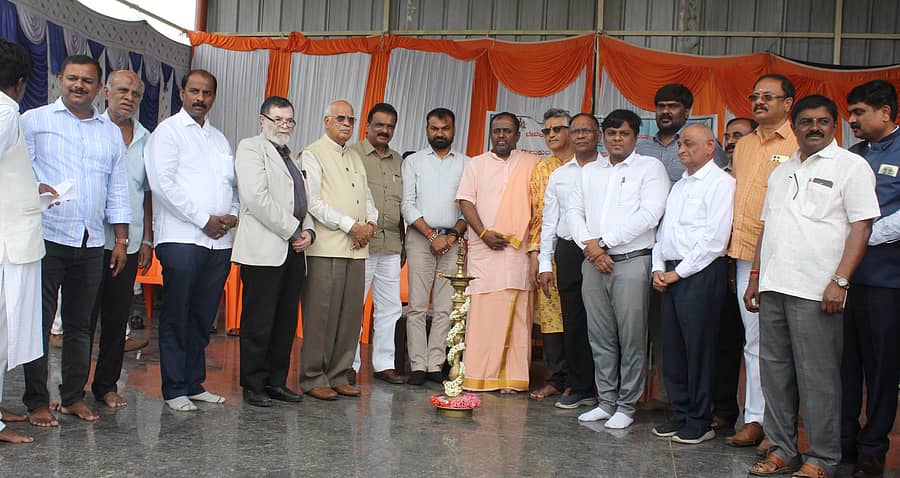 ಆನೇಕಲ್ ತಾಲ್ಲೂಕಿನ ರಾಜಾಪುರದಲ್ಲಿ ಉಚಿತ ಆರೋಗ್ಯ ತಪಾಸಣಾ ಶಿಬಿರವನ್ನು ತಹಶೀಲ್ದಾರ್ ಶಶಿಧರ್ ಮಾಡ್ಯಾಳ್ ಮತ್ತು ವೈದ್ಯ ಆಂಜಿನಪ್ಪ ಉದ್ಘಾಟಿಸಿದರು