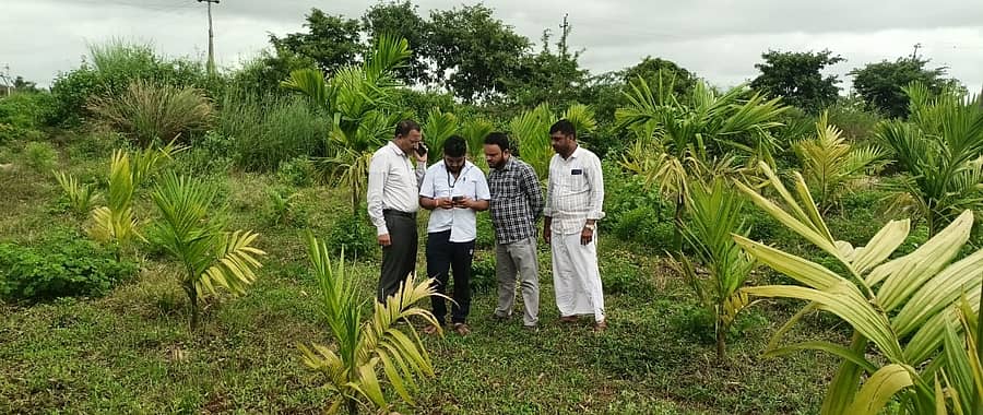 ಹೊನ್ನಾಳಿ ತಾಲ್ಲೂಕಿನ ಗೊಲ್ಲರಹಳ್ಳಿ ಗ್ರಾಮದಲ್ಲಿ ಬೆಳೆ ಸಮೀಕ್ಷೆ ಕುರಿತು ರೈತರಿಗೆ ರೇವಣಸಿದ್ದನಗೌಡ ಮಾಹಿತಿ ನೀಡಿದರು