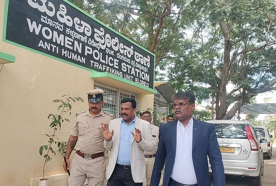 ದೊಡ್ಡಬಳ್ಳಾಪುರದ ಮಹಿಳಾ ಪೊಲೀಸ್‌ ಠಾಣೆಗೆ ರಾಜ್ಯ ಮಕ್ಕಳ ಹಕ್ಕುಗಳ ರಕ್ಷಣಾ ಆಯೋಗದ ಸದಸ್ಯರಾದ ಡಾ.ಕೆ.ಟಿ.ತಿಪ್ಪೇಸ್ವಾಮಿ, ಶೇಖರಗೌಡ ರಾಮತ್ನಾಳ, ಶಶಿಧರ್‌ ಕೋಸಂಬೆ ಭೇಟಿ ನೀಡಿ ಪರಿಶೀಲನೆ ನಡೆಸಿದರು