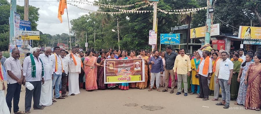 ಧರ್ಮಸ್ಥಳದ ವಿರುದ್ಧ ನಡೆದಿರುವ ಷಡ್ಯಂತ್ರದ ಬಗ್ಗೆ ತನಿಖೆ ಮಾಡಿಸಿ, ಕಿಡಿಗೇಡಿಗಳ ವಿರುದ್ಧ ಸೂಕ್ತ ಕ್ರಮಕ್ಕೆ ಒತ್ತಾಯಿಸಿ ವಿವಿಧ ಸಂಘಟನೆಯವರು ಹಾಗೂ ಭಕ್ತರು ತಿ.ನರಸೀಪುರ ತಾಲ್ಲೂಕಿನ ತಲಕಾಡು ಗ್ರಾಮದಲ್ಲಿ ಶನಿವಾರ ಪ್ರತಿಭಟನಾ ಮೆರವಣಿಗೆ ನಡೆಸಿದರು