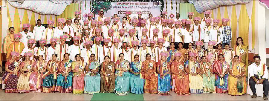 ಮೂಡಲಗಿಯ ಎಸ್‌.ಎಸ್‌.ಆರ್‌. ಪ್ರೌಢಶಾಲೆಯ 1982–83ನೇ ಸಾಲಿನ ಎಸ್ಸೆಸ್ಸೆಲ್ಸಿ ವಿದ್ಯಾರ್ಥಿಗಳ ಸಮ್ಮಿಲನ