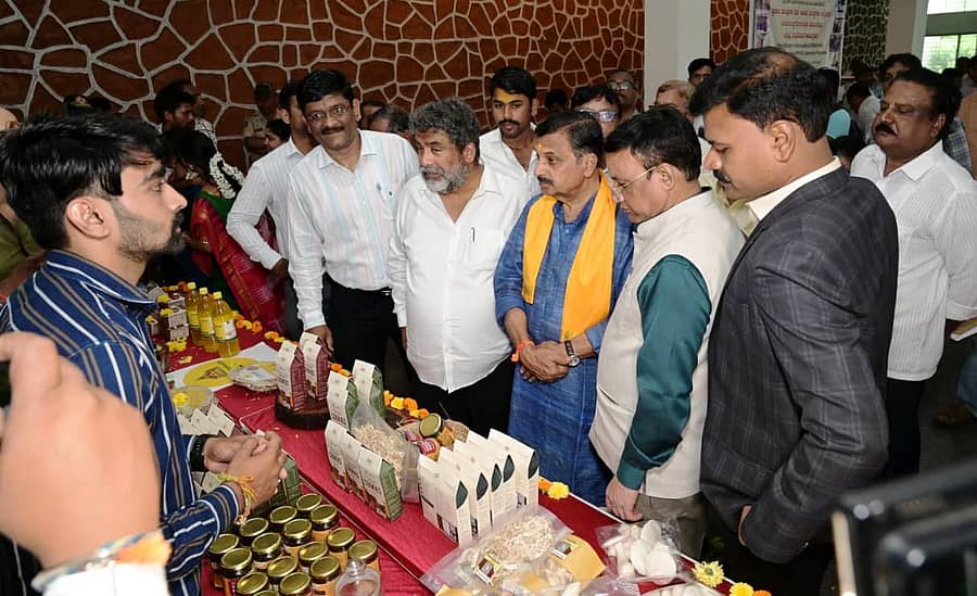 ಬಾಗಲಕೋಟೆಯಲ್ಲಿ ಶನಿವಾರ ನಡೆದ ಪಿಎಂಎಫ್‌ಎಂಇ ಯೋಜನೆ ಅರಿವು ಕಾರ್ಯಕ್ರಮದಲ್ಲಿ ಮೌಲ್ಯವರ್ಧನೆ ಮಾಡಿದ ಉತ್ಪನ್ನಗಳನ್ನು ರಾಜ್ಯಸಭಾ ಸದಸ್ಯ ನಾರಾಯಣ ಭಾಂಡಗೆ ವೀಕ್ಷಿಸಿದರು