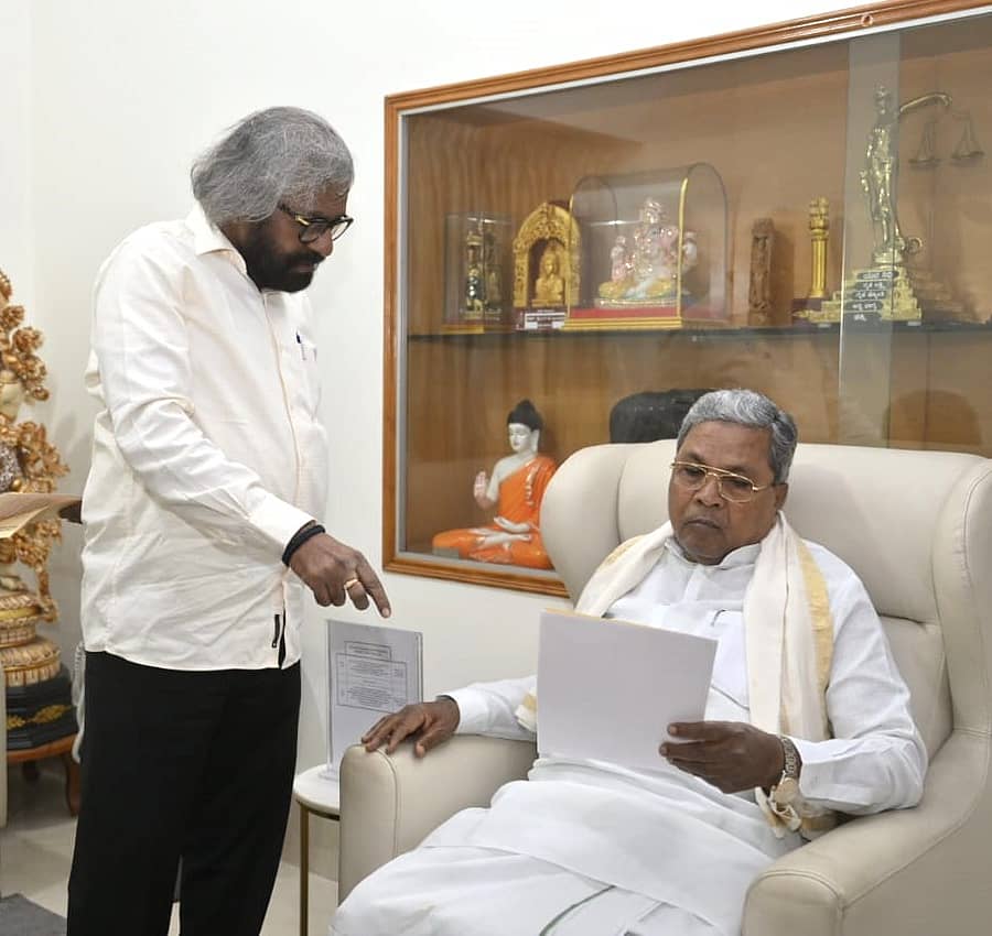 ಜಿಲ್ಲಾ ಉಸ್ತುವಾರಿ ಸಚಿವ ಈಶ್ವರ ಬಿ. ಖಂಡ್ರೆ ಅವರು ಬೆಂಗಳೂರಿನಲ್ಲಿ ಶನಿವಾರ ಮುಖ್ಯಮಂತ್ರಿ ಸಿದ್ದರಾಮಯ್ಯನವರನ್ನು ಭೇಟಿ ಮಾಡಿ ಪರಿಹಾರಕ್ಕಾಗಿ ಮನವಿ ಪತ್ರ ಸಲ್ಲಿಸಿದರು