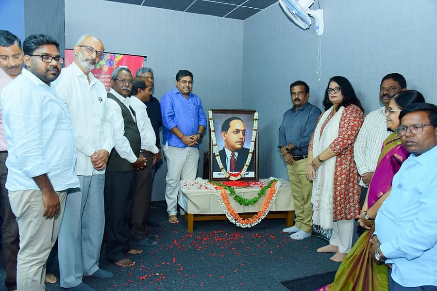 ಚಿತ್ರದುರ್ಗದಲ್ಲಿ ಶನಿವಾರ ನಡೆದ ‘ಮಾಧ್ಯಮದಲ್ಲಿ ಅಂಬೇಡ್ಕರ್‌ ದೃಷ್ಟಿಕೋನ‘ ವಿಚಾರ ಸಂಕಿರಣದಲ್ಲಿ ಮುಖ್ಯಮಂತ್ರಿಯವರ ಮಾಧ್ಯಮ ಸಲಹೆಗಾರ ಕೆ.ವಿ.ಪ್ರಭಾಕರ್‌, ವಿಧಾನ ಪರಿಷತ್ ಸದಸ್ಯ ಕೆ.ಎಸ್‌.ನವೀನ್‌, ಮಾಧ್ಯಮ ಅಕಾಡೆಮಿ ಅಧ್ಯಕ್ಷೆ ಆಯೆಷಾ ಖಾನುಂ ಮತ್ತಿತರರು ಇದ್ದರು