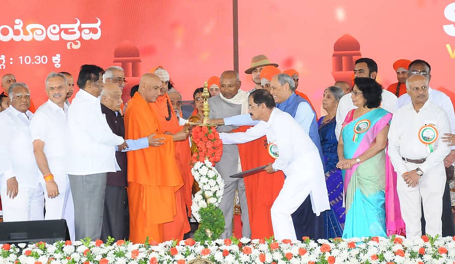 ತುಮಕೂರಿನಲ್ಲಿ ಶನಿವಾರ ಹಮ್ಮಿಕೊಂಡಿದ್ದ ‘ಆಪರೇಷನ್ ಸಿಂಧೂರ’ ವಿಜಯೋತ್ಸವವನ್ನು ಮೇಘಾಲಯ ರಾಜ್ಯಪಾಲ ಸಿ.ಎಚ್.ವಿಜಯಶಂಕರ್ ಉದ್ಘಾಟಿಸಿದರು. ನಿರ್ಮಲಾನಂದನಾಥ ಸ್ವಾಮೀಜಿ, ಶಿವರಾತ್ರಿ ದೇಶಿಕೇಂದ್ರ ಸ್ವಾಮೀಜಿ, ಸಿದ್ಧಲಿಂಗ ಸ್ವಾಮೀಜಿ, ಮಾಜಿ ಸಚಿವ ಸೊಗಡು ಶಿವಣ್ಣ, ಶಾಸಕರಾದ ಬಿ.ಸುರೇಶ್‌ಗೌಡ, ಎಂ.ಟಿ.ಕೃಷ್ಣಪ್ಪ ಇತರರು ಭಾಗವಹಿಸಿದ್ದರು
