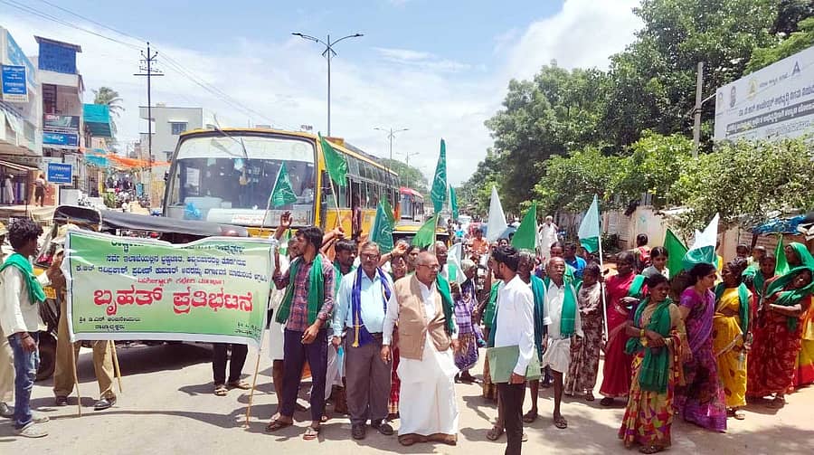 ಪಾವಗಡ ಸರ್ವೆ ಇಲಾಖೆಯಲ್ಲಿ ಅವ್ಯವಹಾರ ನಡೆಯುತ್ತಿದೆ, ಭ್ರಷ್ಟಾಚಾರ ಹೆಚ್ಚಿದೆ ಎಂದು ಆರೋಪಿಸಿ ರಾಷ್ಟ್ರೀಯ ಕಿಸಾನ್ ಸಂಘದ ನೇತೃತ್ವದಲ್ಲಿ ರೈತರು ಶನಿವಾರ ಪಟ್ಟಣದಲ್ಲಿ ಪ್ರತಿಭಟನಾ ಮೆರವಣಿಗೆ ನಡೆಸಿದರು