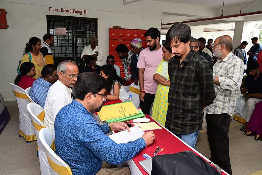 ಫ್ಲ್ಯಾಟ್‌ ಮೇಳದಲ್ಲಿ ಮಾಹಿತಿ ಪಡೆದ ಸಾರ್ವಜನಿಕರು. 